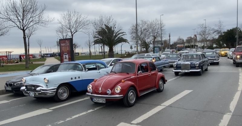 Kadıköy’de çiftler, yarım asırlık klasik araçlarla “Sevgi Konvoyu” oluşturdu