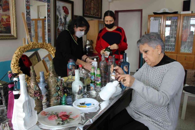 Atık şişeler kadınların elinde sanat eserine ve terapiye dönüştü
