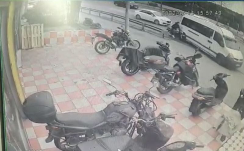 Şişli’de motosikletlinin ölümden döndüğü kaza kamerada
