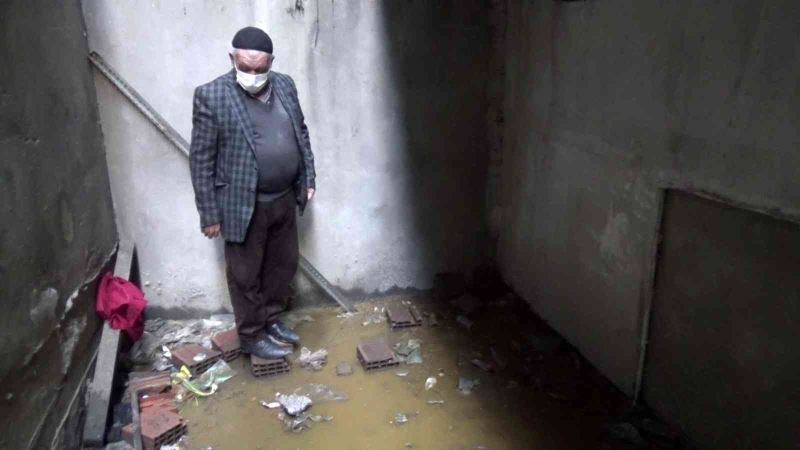 Sultangazi’de 4 binanın bodrum katını lağım suyu bastı: İSKİ’ye tepki yağdı