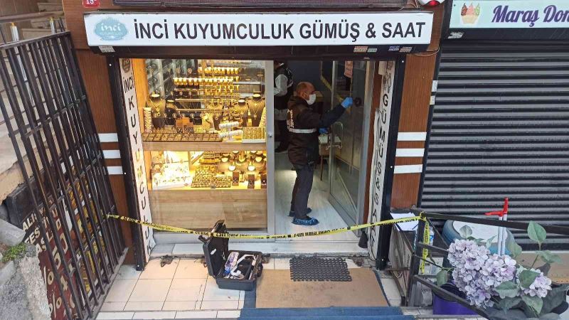 Esenyurt’ta kuyumcuyu soymak istediler, imitasyon altınları alıp kaçtılar: Hırsızlık anı kamerada