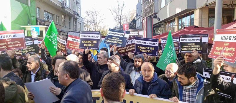 Hindistan’daki başörtüsü yasağı İstanbul’da protesto edildi
