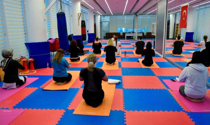 Esenyurtlu kadınlar yoga ile stres atıyor
