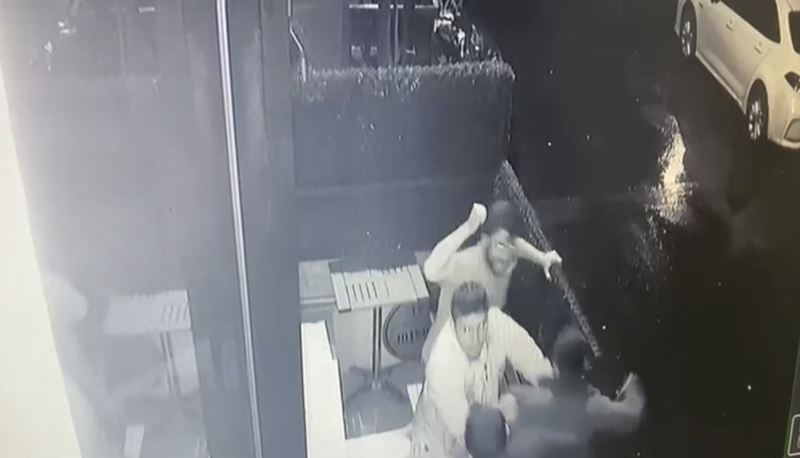 (ÖZEL) İstanbul’da silahlı kat çıkma kavgası kamerada: 1’i polis 2 yaralı