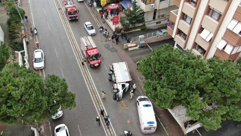 Kadıköy’de kamyonet orta refüjü aşıp yan yattı
