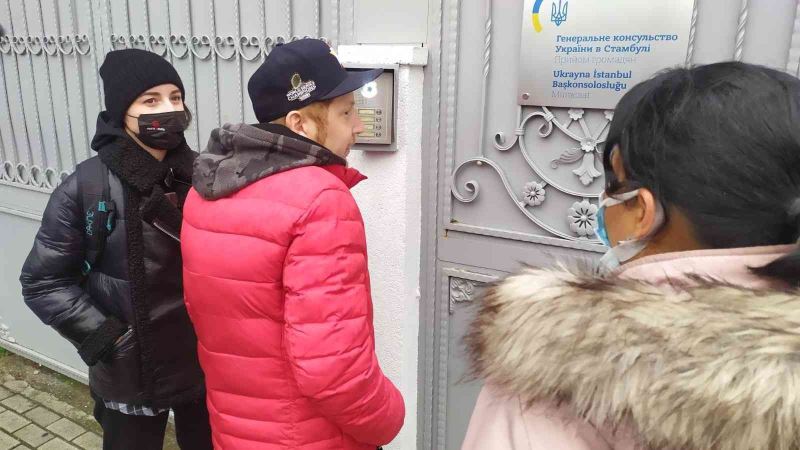 Türkiye’de kalan Ukraynalılar konsolosluğa başvurdu
