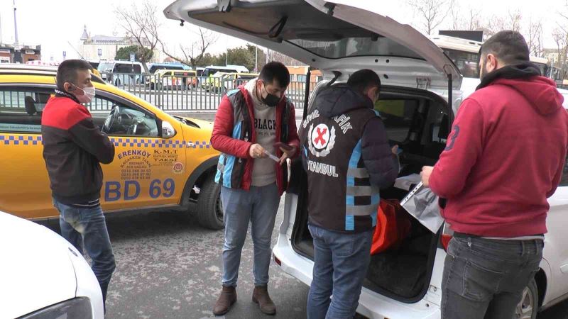 Kadıköy’de emniyet kemeri takmayan taksi şoförleri cezadan kaçamadı
