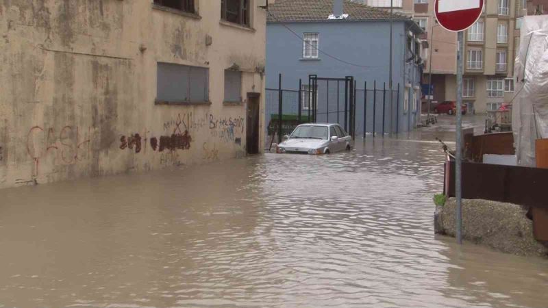 Büyükçekmece’de yağış nedeniyle rögarlar taşınca sokaklar sular altında kaldı