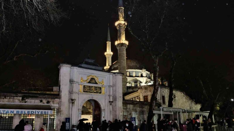 Eyüp Sultan’da Regaip Kandili coşkusu
