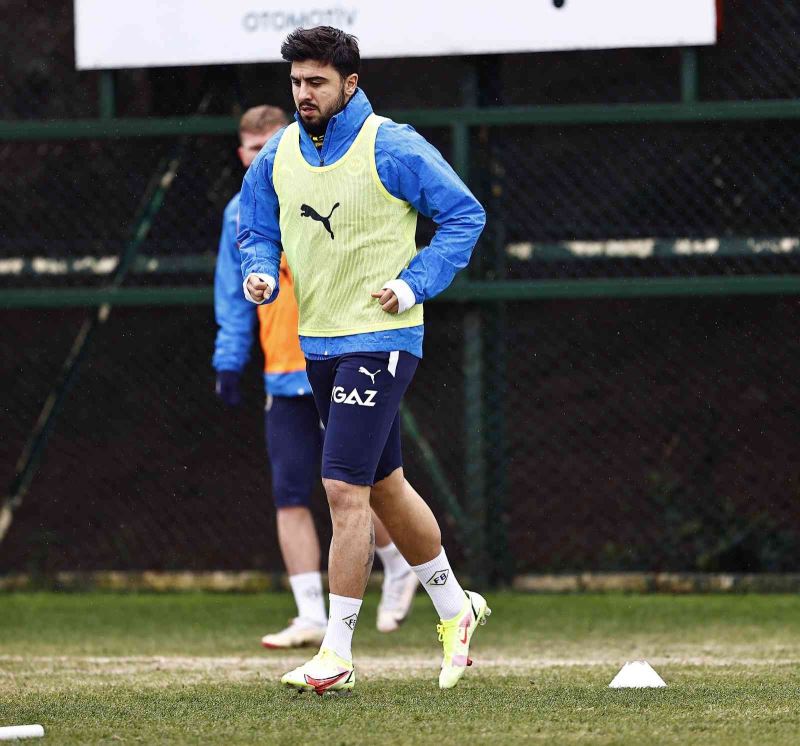 Fenerbahçe’de Ozan Tufan antrenmanlara başladı
