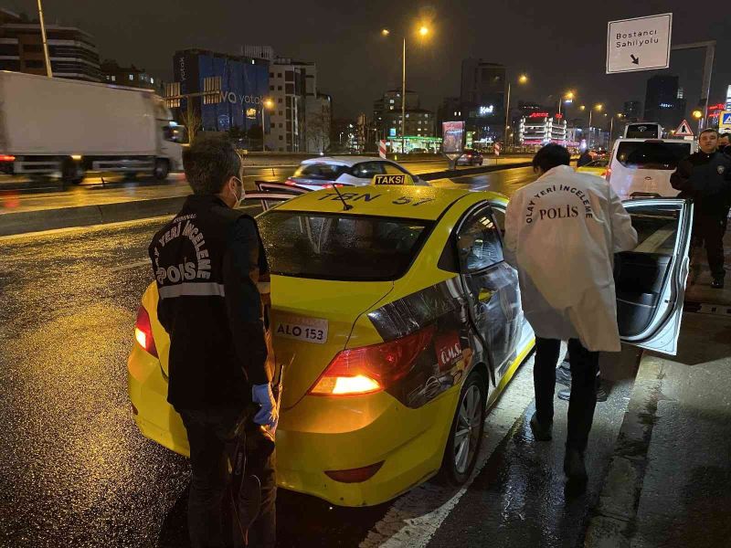 Kadıköy’de taksideki yolcu, şoförü silahla vurup kaçtı

