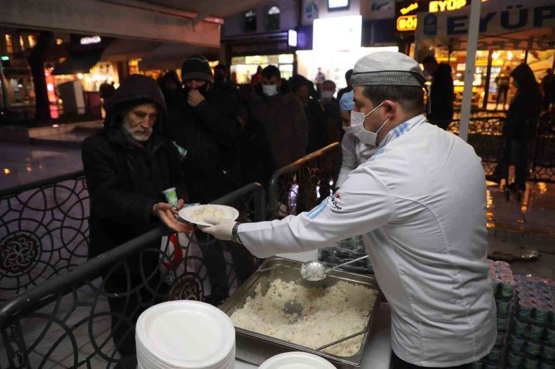 Eyüpsultan’da lokma ve pilav ikramı