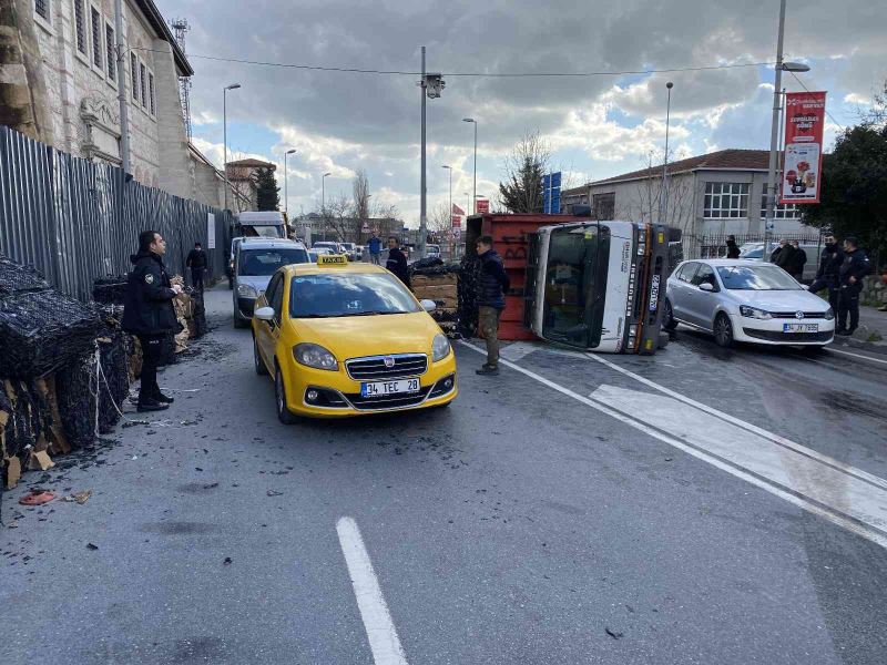 Eyüpsultan’da geri dönüşüm kamyonu aşırı yükten dolayı devrildi
