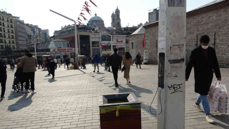 Taksim’de kapaksız ve kabloları açıkta olan elektrik direği tehlike saçıyor
