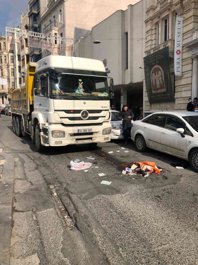 Beyoğlu’nda hafriyat kamyonunun çarptığı kişinin bacağı ezildi
