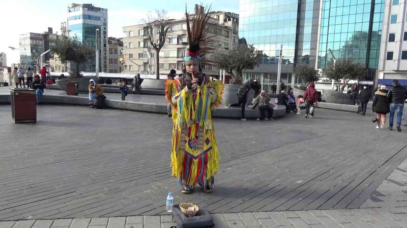 Taksim’de Kızılderili kıyafetli sokak sanatçısı ilgi çekti
