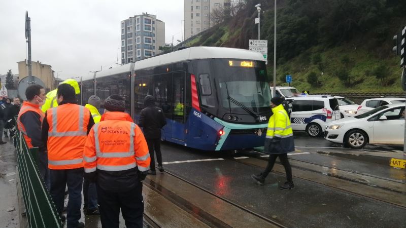 Alibeyköy’de tramvay yolun karşısına geçmeye çalışan kadına çarptı