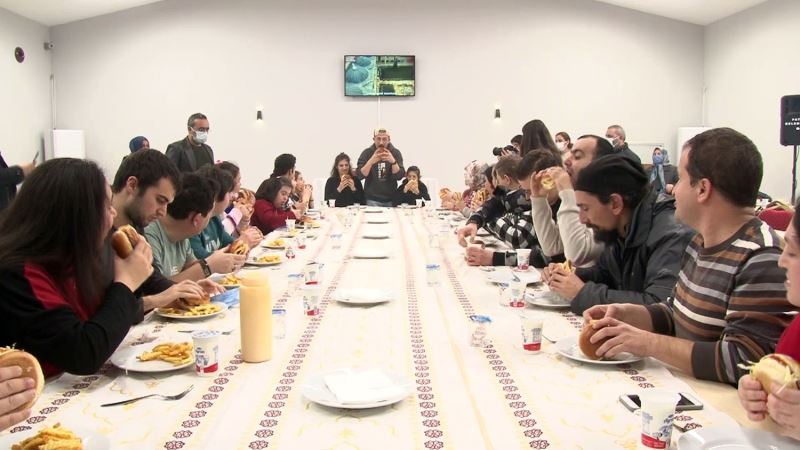 MasterChef yarışmacısı Tahsin Küçük Down sendromlu gençlerle hamburger yaptı
