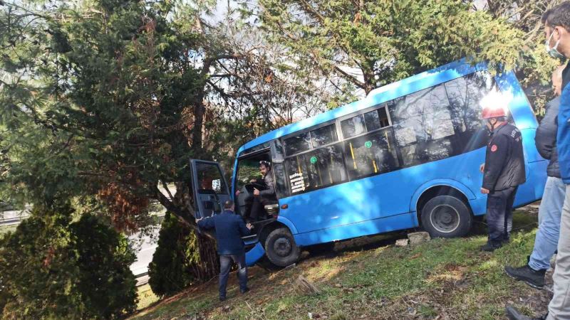 Üsküdar’da freni boşalan minibüs, rampadan E-5 kenarına uçtu