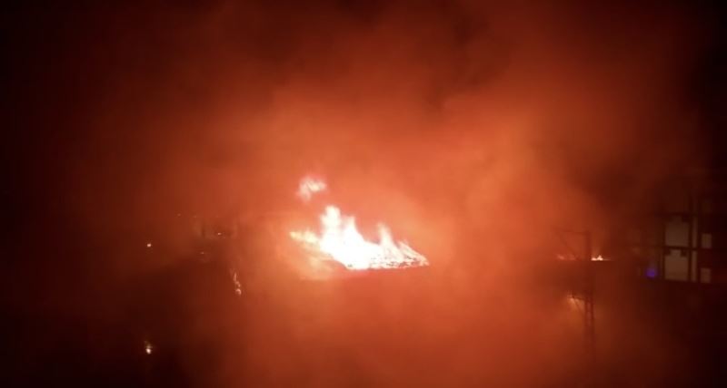 Sultanbeyli’de yangın paniği: 3 katlı binadaki yangın yandaki 2 binaya sıçradı