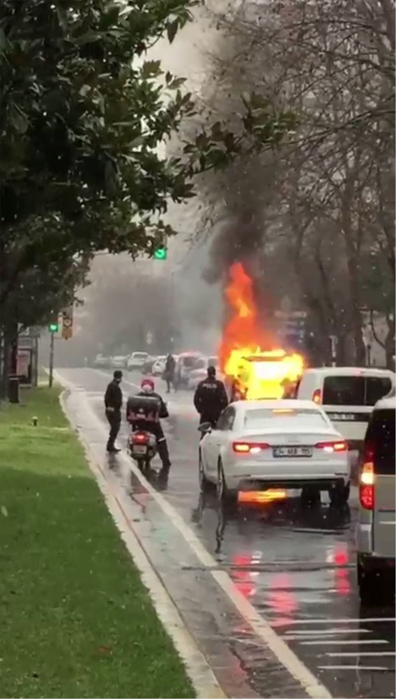 Ataköy’de araç alev alev yandı
