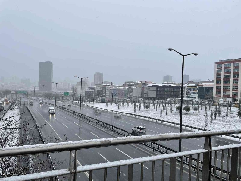 İstanbul’da kar yağışı aralıklarla etkisini sürdürüyor