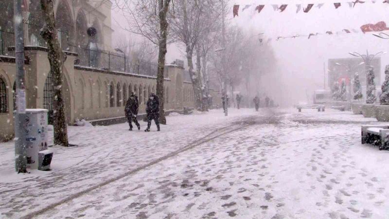 Sultangazi’de kar yağışı etkisini arttırarak devam ediyor
