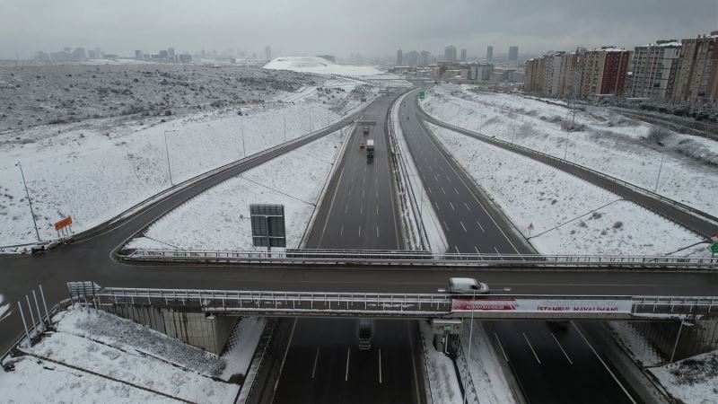 Başakşehir Kuzey Marmara Otoyolu’ndaki kar havadan görüntülendi