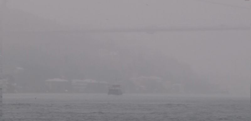 İstanbul Boğazı saat 07.20 itibariyle olumsuz hava koşulları nedeniyle çift yönlü olarak geçişlere kapatıldı. Boğazda görüş mesafesi yarım milin altına düştü.
