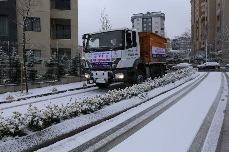 Kağıthane’de karla mücadele ekipleri günün ilk ışıklarıyla sahaya indi
