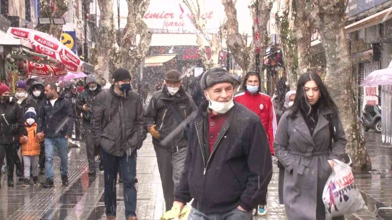 Pendik’te lapa lapa kar yağdı, vatandaşlar zor anlar yaşadı
