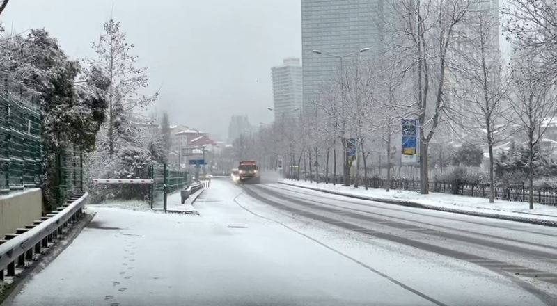 Şişli’de kar yağışı yolları  beyaza bürüdü
