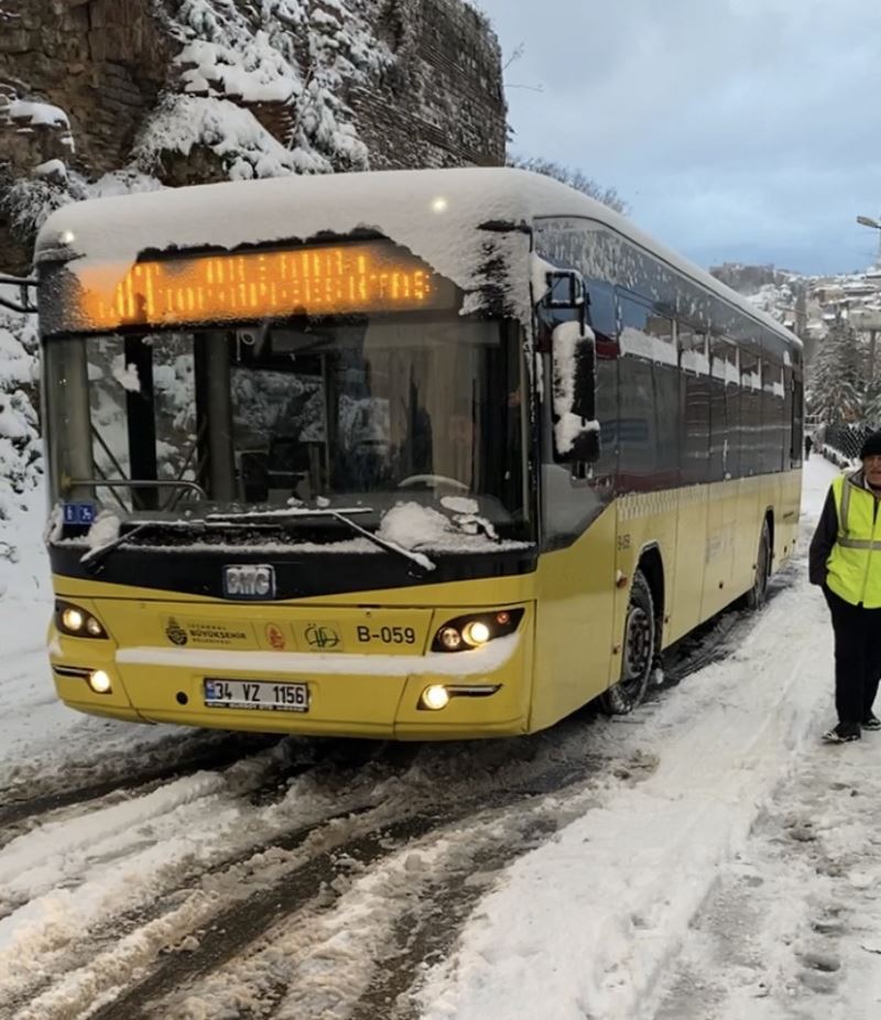 Fatih’te 3 İETT otobüsü kardan dolayı yolda kaldı
