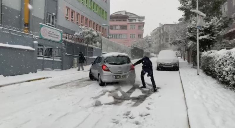 Pendik’te kaygan zeminde araçlar kaydı, sürücüler zor anlar yaşadı
