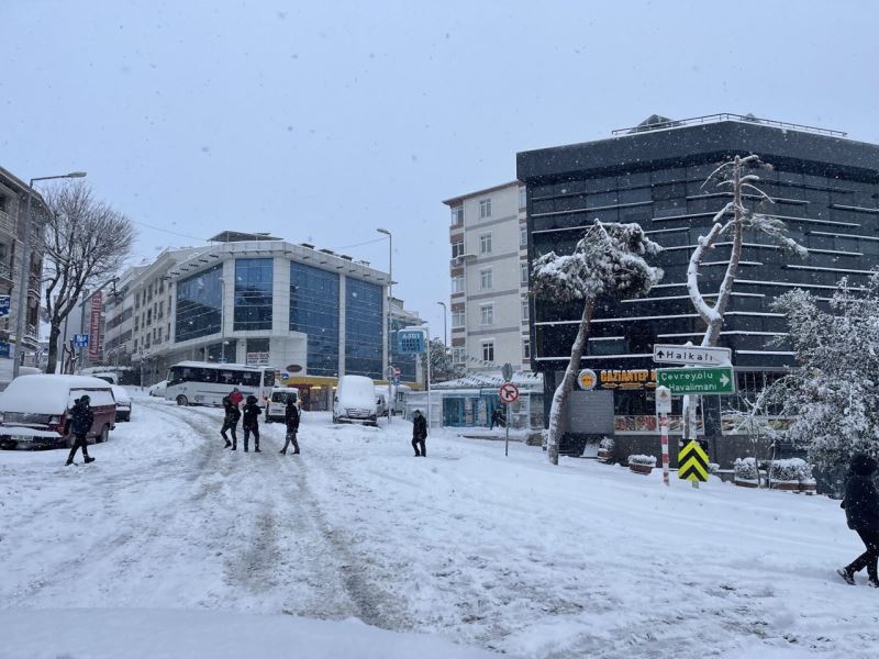 İstanbul’da trafiği kilitleyenler, kar lastiksiz yola çıkan ticari araçlar oldu