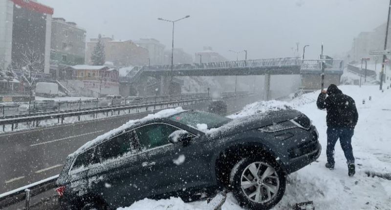 Pendik’te kontrolünü kaybeden araç kaza yaptı