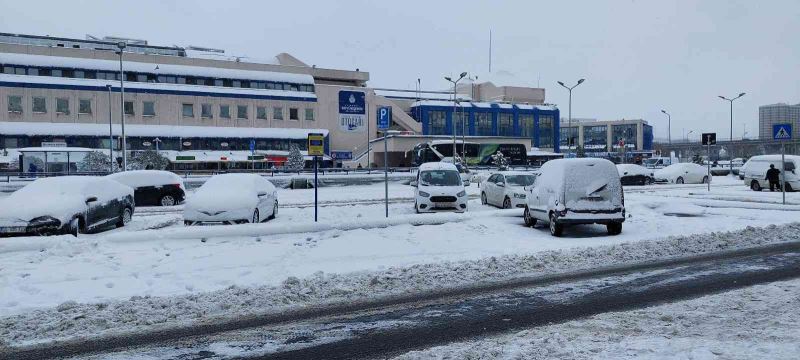 Kar ulaşımı da vurdu: Şehirlerarası otobüs seferleri iptal edildi
