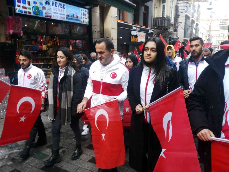 Milli sporcular gençlerle İstiklal Marşı’nı okudu
