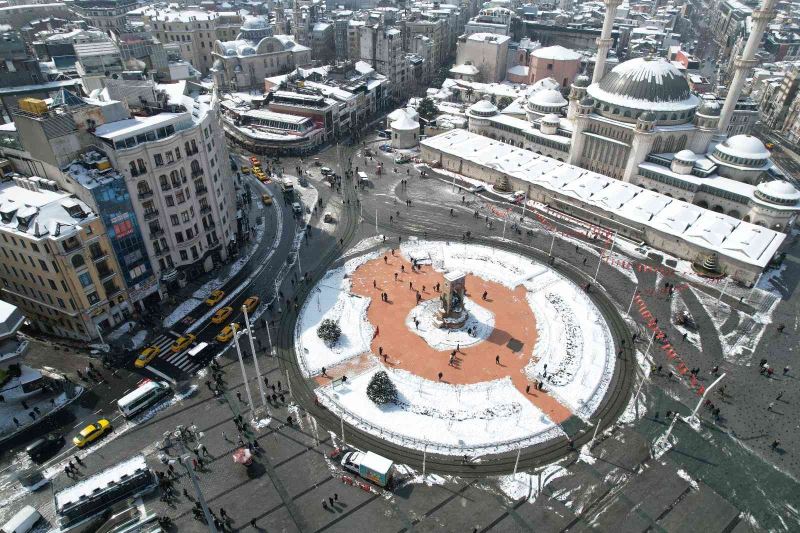 Beyaza bürünen Taksim Meydanı havadan görüntülendi
