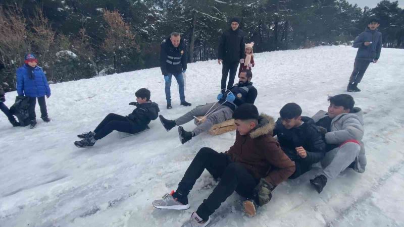 Sultanbeyli Belediyesi çocukların kar sevincine ortak oldu