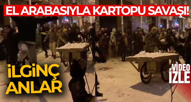 Kadıköy’de el arabasına yükledikleri karları atarak kartopu savaşı yaptılar