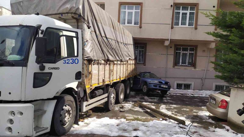 Küçükçekmece’de feci kaza kamerada: Freni boşalan kamyon sürüklediği otomobille birlikte binaya çarptı