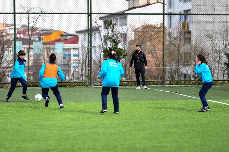 Esenyurt’ta kız çocuklarına özel futbol kursu
