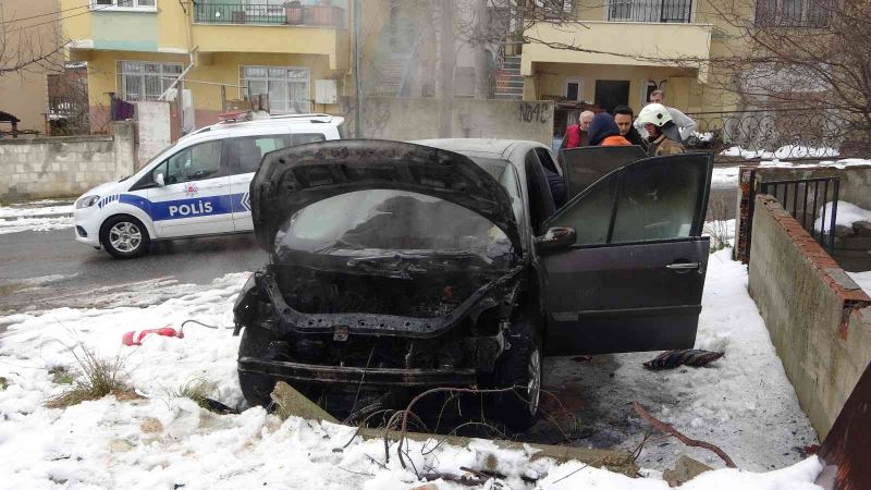 Sancaktepe’de park halindeki otomobilin yandığı anlar kamerada
