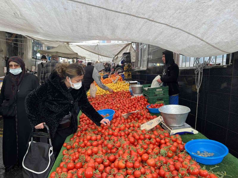 Kar yağışından dolayı sevkiyatı yapılamayan meyve ve sebzelerin fiyatları arttı