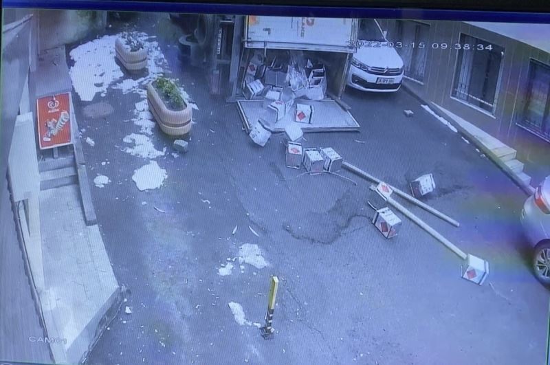 Beyoğlu’nda tehlikeli madde yüklü kamyonet devrildi: Faciadan dönülen kaza kamerada