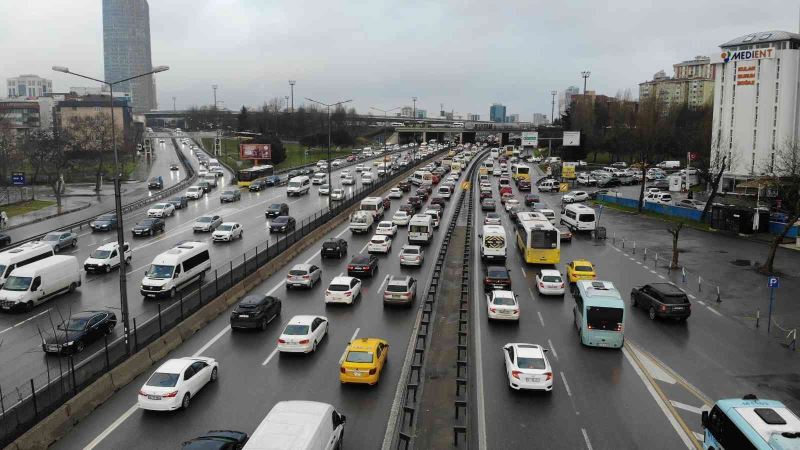 İstanbul’da kar uyarısı sonrası trafik yoğunluğu yüzde 87’e ulaştı
