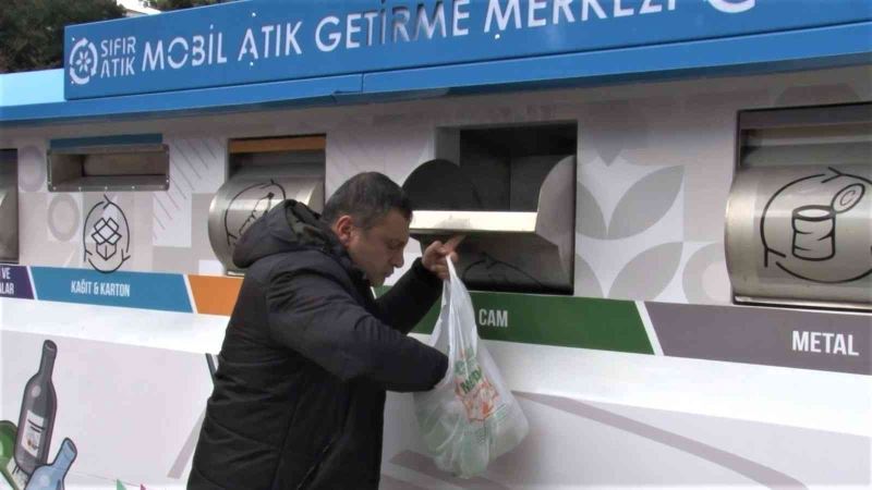 Kadıköy’de atık dönüşümü için 23 noktaya Mobil Atık Getirme Merkezi kuruldu
