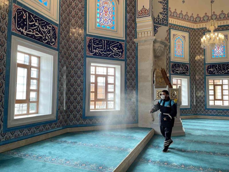 Zeytinburnu’ndaki camiler Berat Kandili’nde gül koktu
