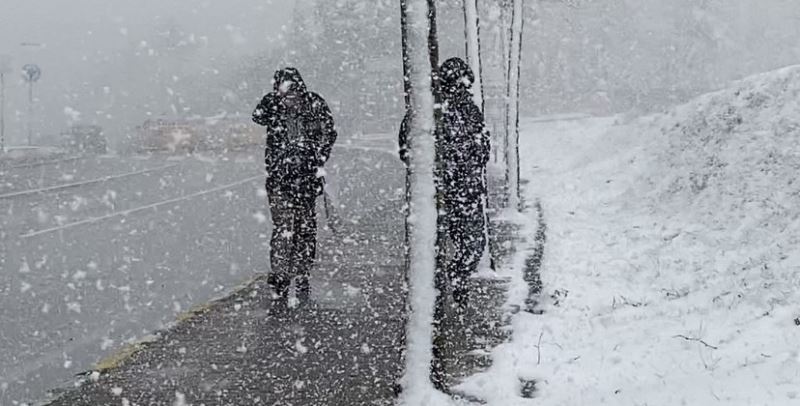Pendik’te kar etkisini arttırdı, vatandaşlar zor anlar yaşadı